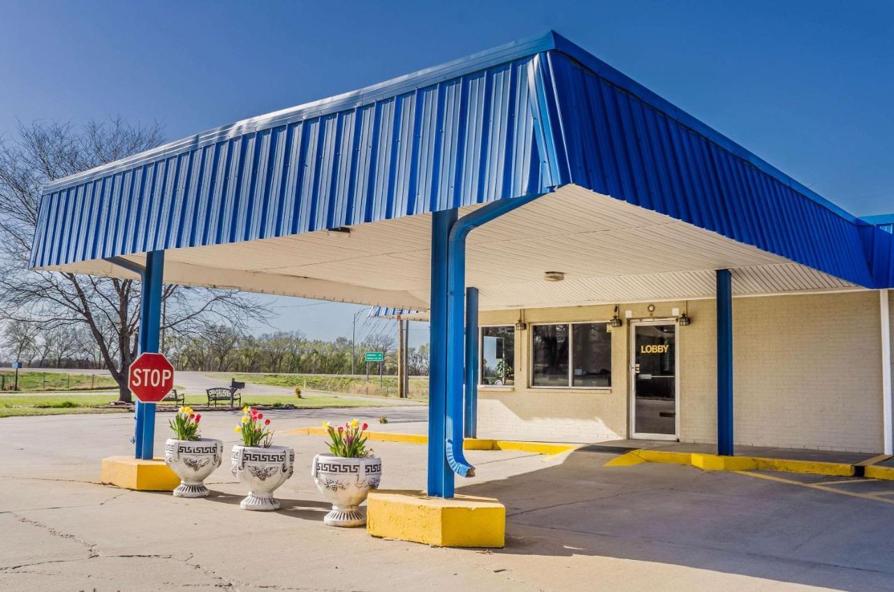 Rodeway Inn Concordia Exterior photo
